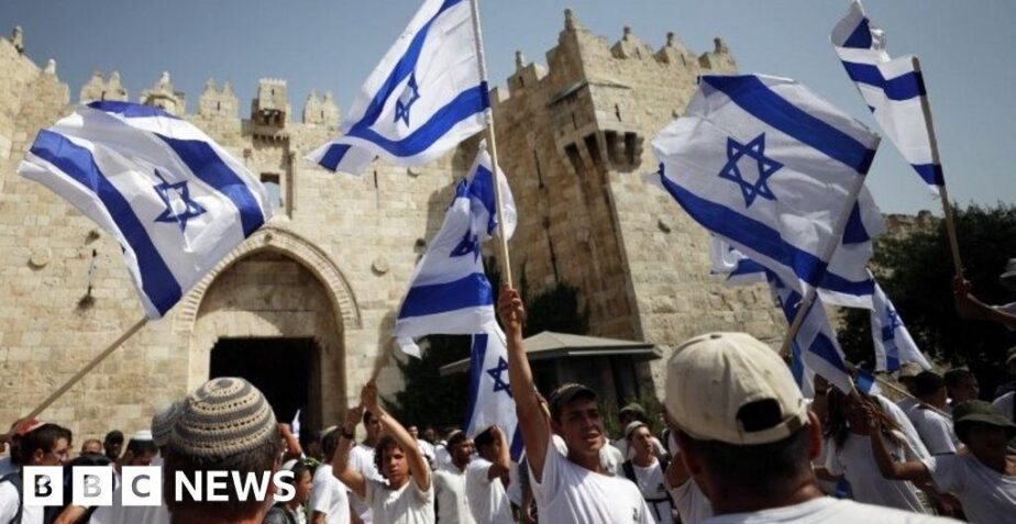 Jerusalem Flag March: Israeli nationalists stream through Muslim Quarter